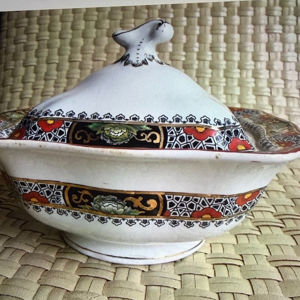 Satsuma Porcelain Serving Bowl Satsuma Cobridge  With Lid with Intricate Desig